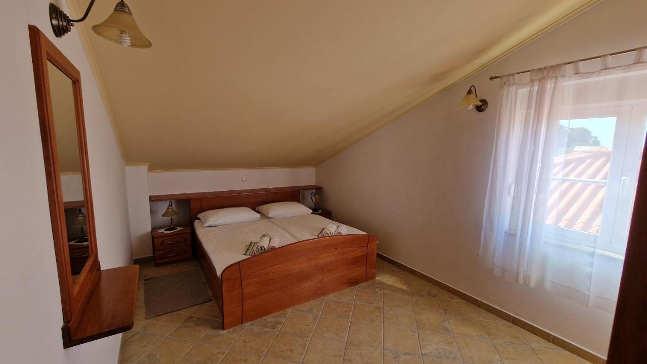 Haus Anica Apartment Раб Екстериор снимка