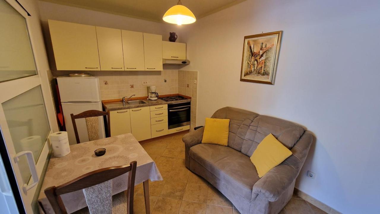 Haus Anica Apartment Раб Екстериор снимка