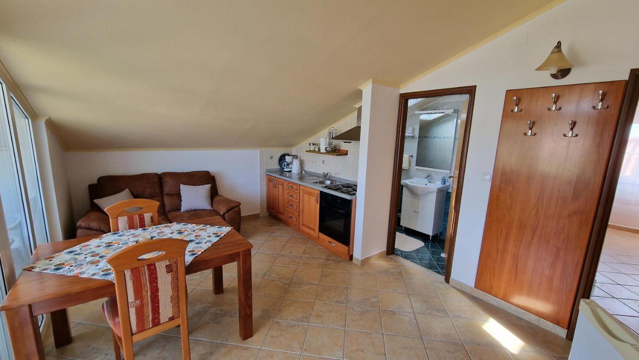 Haus Anica Apartment Раб Екстериор снимка